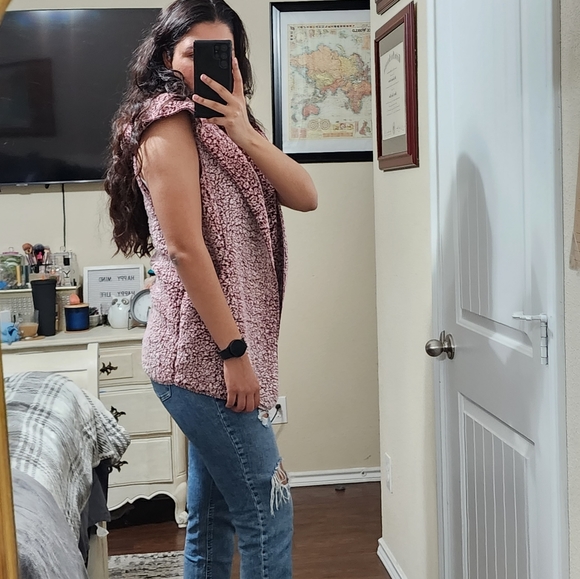 Sherpa Vest with Hoodie - Picture 3 of 8